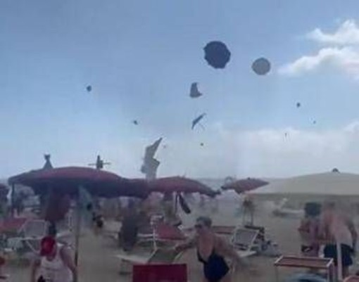 Tromba d'aria a Maccarese, il testimone: &quot;Panico e ombrelloni scaraventati in cielo&quot;