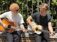 Ed Sheeran e Alfa cantano e suonano insieme, duetto inaspettato a Roma - Video