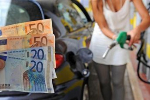 Carburanti, salgono ancora i prezzi di benzina e diesel: gasolio self a 1,941 euro al litro Carburanti, salgono ancora i prezzi di benzina e diesel: gasolio self a 1,941 euro al litro