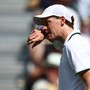 Sinner, ghiaccio sulla testa e gilet refrigerante: allarme caldo a Wimbledon Sinner, ghiaccio sulla testa e gilet refrigerante: allarme caldo a Wimbledon