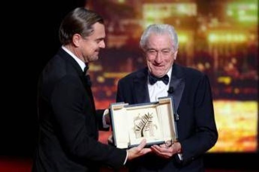 Cannes, DiCaprio consegna Palma d'Oro a De Niro: attacco a Trump dal palco