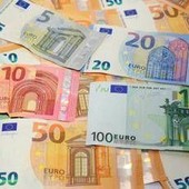 Trova 110mila euro in un cassetto: "Erano su libretti di risparmio di 50 anni fa"