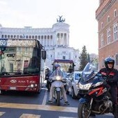 A Roma autobus sempre più 'ostaggi' delle auto, nel centro storico viaggiano anche a 1 km l'ora: lo studio A Roma autobus sempre più 'ostaggi' delle auto, nel centro storico viaggiano anche a 1 km l'ora: lo studio