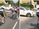 Paura al Giro del Delfinato, auto rischia di investire i ciclisti - Video