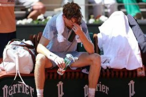 Sinner ko tra vomito e crampi, choc al Roland Garros. Jannik eliminato da Cerundolo Sinner ko tra vomito e crampi, choc al Roland Garros. Jannik eliminato da Cerundolo