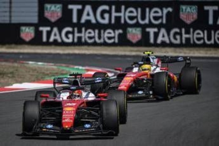 Formula 1, in Cina Russell vince Sprint ma podio è rosso Ferrari: Leclerc secondo, Hamilton terzo Formula 1, in Cina Russell vince Sprint ma podio è rosso Ferrari: Leclerc secondo, Hamilton terzo