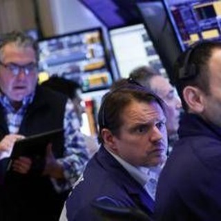 Borsa: a Piazza Affari corrono energetici, banche e Stellantis in rosso