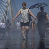 Caldo record in Europa, l'ondata si sposta a Est: Budapest verso i 40°C, allerta in 7 Paesi