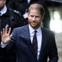 Harry torna a Londra senza Meghan e i figli: la decisione 'last minute'