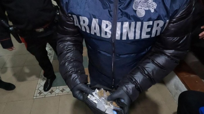 Piazze di spaccio in complesso residenziale nel napoletano, undici arresti Piazze di spaccio in complesso residenziale nel napoletano, undici arresti