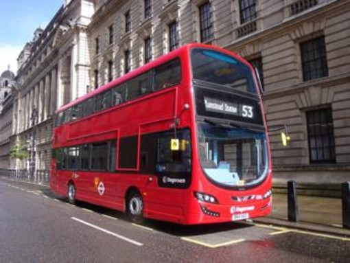 I celebri bus rossi di Londra 'parlano' cinese, svolta green con l'aiuto di Pechino I celebri bus rossi di Londra 'parlano' cinese, svolta green con l'aiuto di Pechino