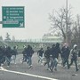 Scontri tra tifosi della Fiorentina e della Roma in autostrada a Bologna: auto danneggiate