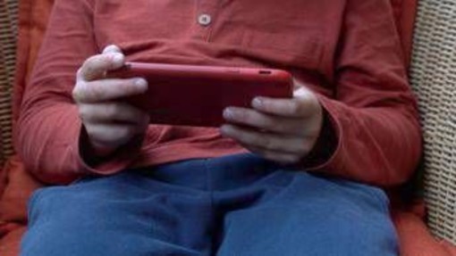 Bambini troppo digitali, l'allarme dei pediatri: quali sono i rischi per corpo e mente