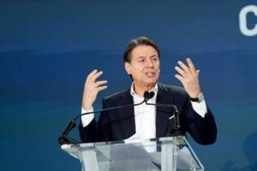 M5S, Conte sfida Meloni e punta a Palazzo Chigi: "Non indietreggeremo di un millimetro" M5S, Conte sfida Meloni e punta a Palazzo Chigi: "Non indietreggeremo di un millimetro"