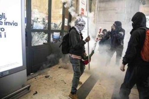 Cortei Pro Pal, 76 poliziotti feriti: il bilancio della guerriglia. Piantedosi: &quot;Responsabilità anche degli organizzatori&quot;