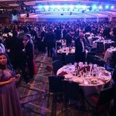 Trump in fuga per spari a Washington, un 'eroe' resta a tavola