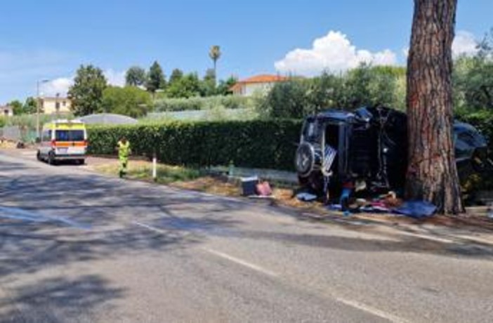 Auto finisce contro un albero a Cisterna di Latina: due morti Auto finisce contro un albero a Cisterna di Latina: due morti