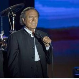 Julio Iglesias accusato di violenza sessuale da due sue ex dipendenti