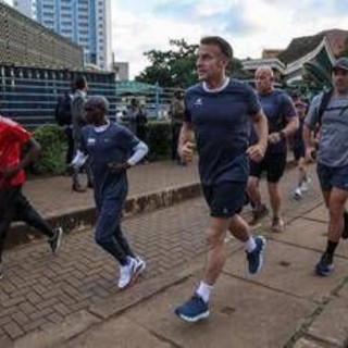 Sorpresa a Nairobi: Macron corre con Kipchoge, leggenda della maratona