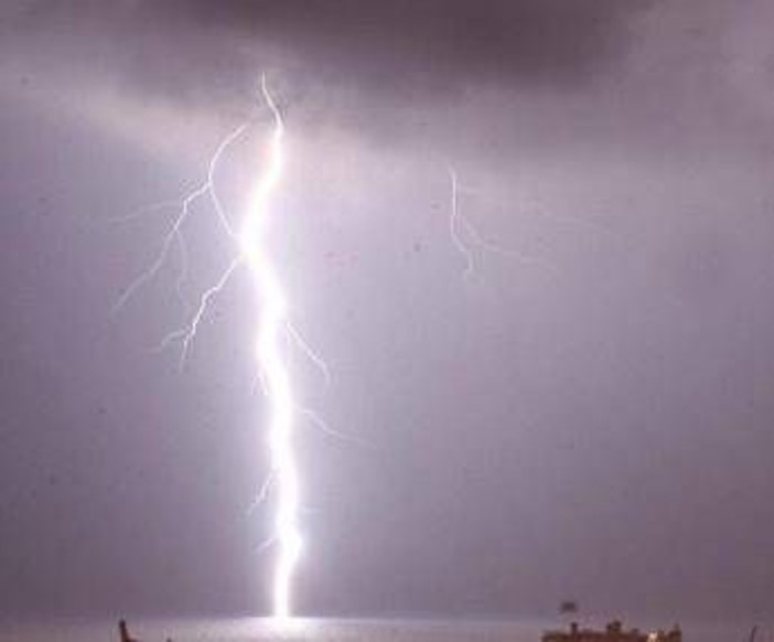 Brindisi, colpito da fulmine mentre pesca su scogli: morto un 70enne