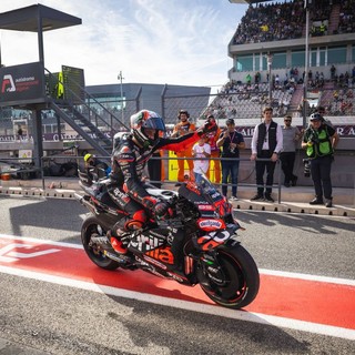Pole position di Bezzecchi su Alex Marquez a Valencia, Bagnaia 16°