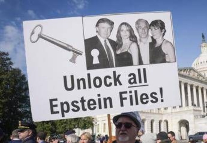 Caso Epstein, Trump firma la legge per la pubblicazione dei file