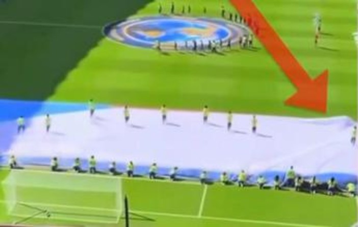 Mondiali, addetto Fifa intrappolato nella bandiera e 'salvato' Mondiali, addetto Fifa intrappolato nella bandiera e 'salvato'