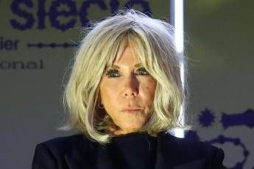 Brigitte Macron, la figlia testimone al processo: "Sua salute rovinata da bullismo online" Brigitte Macron, la figlia testimone al processo: "Sua salute rovinata da bullismo online"