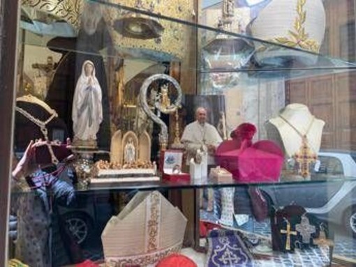Negozio arredi sacri Ghezzi: ''Da vescovo Francesco comprò qui la prima croce in metallo''