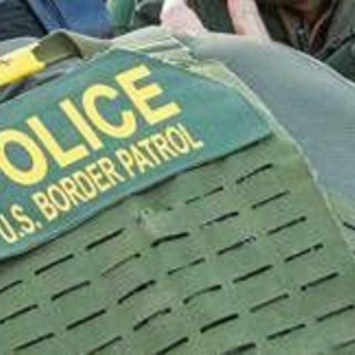 Minneapolis, il nuovo video. Vance: "L'agente è stato investito e ha sparato"