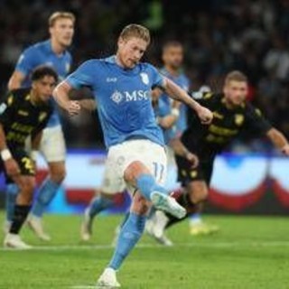 Hojlund sbaglia il rigore, arbitro fa ripetere e De Bruyne segna: caos in Napoli-Frosinone