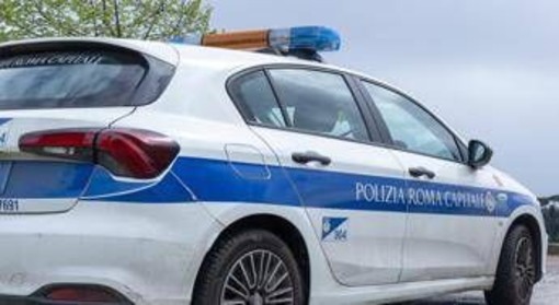 Roma, due bambini lasciati soli in auto in centro: denunciata la madre