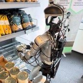 I robot lavorano al supermercato in Danimarca, gli umanoidi tra scaffali e casse