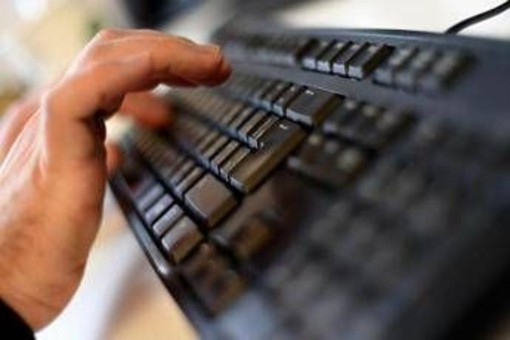 "Vai nella camera a gas", insulti choc sui social a una prof dell'università di Pisa: denunciato 40enne