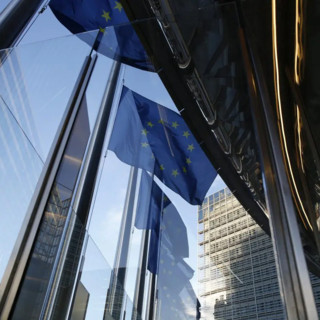 Commissione Ue propone rinvio di un anno per le norme sull’import di metano