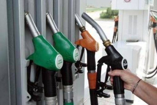 Caro carburanti, prezzo benzina e diesel in aumento anche oggi: quanto costano al litro Caro carburanti, prezzo benzina e diesel in aumento anche oggi: quanto costano al litro