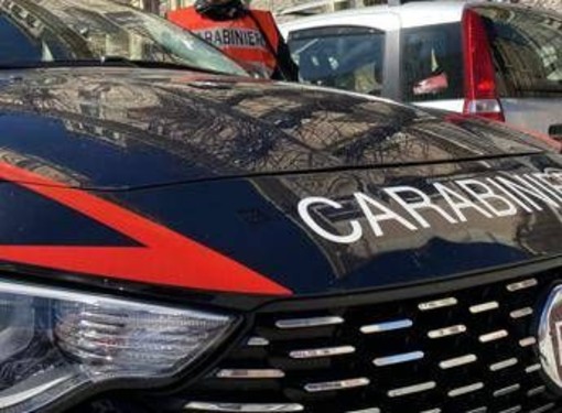 Litiga con la fidanzata, poi accoltella il padre di lei che prova a difenderla: 22enne arrestato a Piombino