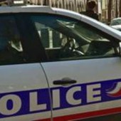 Parigi, tre donne aggredite con un coltello: fermato un uomo Parigi, tre donne aggredite con un coltello: fermato un uomo
