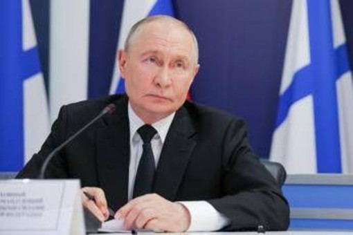 Putin ammette: "Da raid Ucraina danni a economia". Russia costretta a importare carburante Putin ammette: "Da raid Ucraina danni a economia". Russia costretta a importare carburante