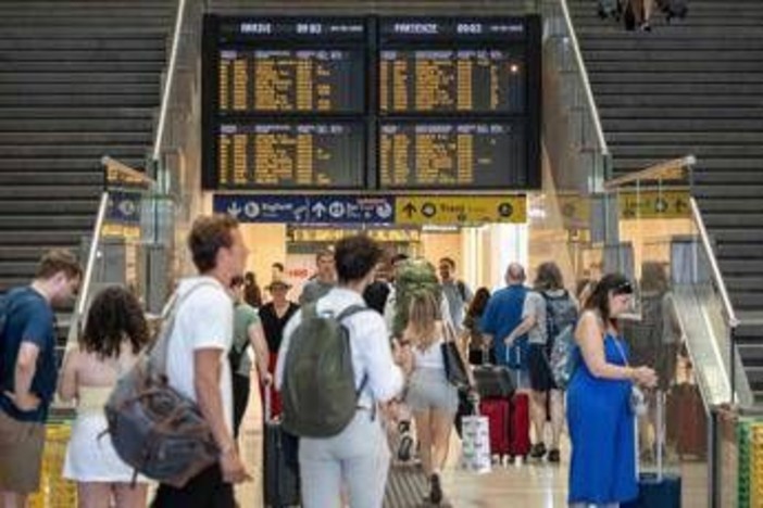 Sciopero treni 11 giugno, ultime ore decisive: incontro al Mit per evitare il blocco Sciopero treni 11 giugno, ultime ore decisive: incontro al Mit per evitare il blocco