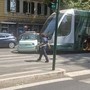 Roma, microcar fa inversione su binari a Trastevere: investita dal tram