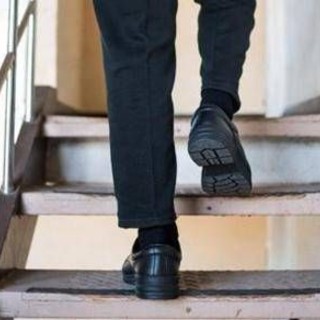 Salire le scale fa bene al cuore, pochi gradini riducono rischio infarto: lo studio