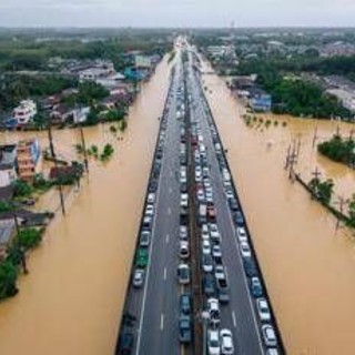 Thailandia e Indonesia travolte dal maltempo, devastata l'isola di Sumatra: decine di morti e dispersi Thailandia e Indonesia travolte dal maltempo, devastata l'isola di Sumatra: decine di morti e dispersi