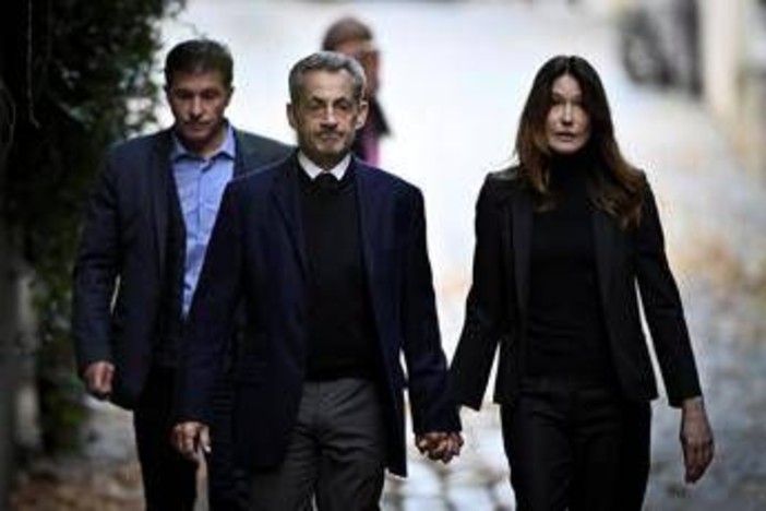 Sarkozy in carcere da oggi: deve scontare condanna a 5 anni Sarkozy in carcere da oggi: deve scontare condanna a 5 anni