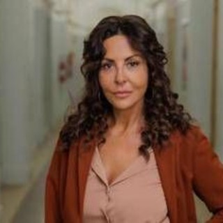 Oggi in prima serata su Canale 5 debutta 'A Testa alta' con Sabrina Ferilli