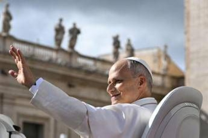 Papa Leone XIV in auto scoperta prima dell’udienza generale: "Grazie a tutti per il sostegno" Papa Leone XIV in auto scoperta prima dell’udienza generale: "Grazie a tutti per il sostegno"