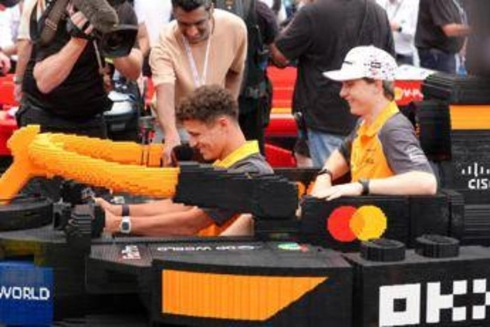 Formula 1, piloti in pista con macchine di... Lego. E pezzi di McLaren volano via - Video