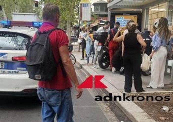 Paura vicino alla sinagoga di Roma, una moto si schianta sulla pensilina del bus: ferita un'anziana