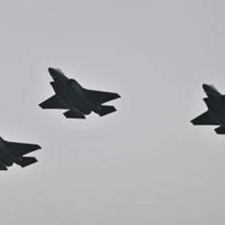 "Russia-Nato, pericolo concreto di guerra": anche la Svizzera si arma