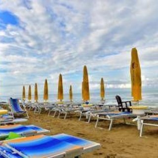 Spiagge vuote? Gassmann bacchetta i balneari: &quot;Abbassate i prezzi&quot;